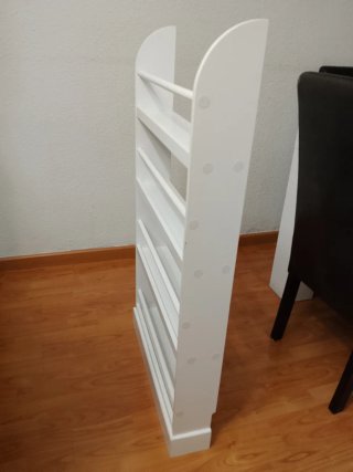Estantería blanca de madera
