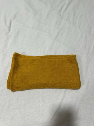 Pañuelo amarillo tejido