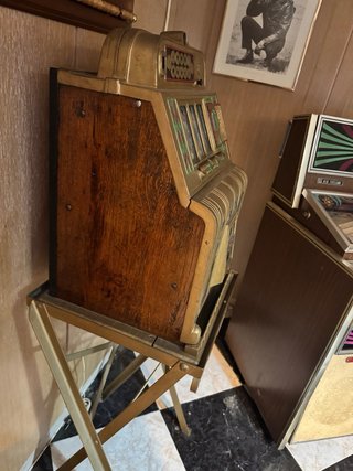 Máquina tragaperras antigua años 30