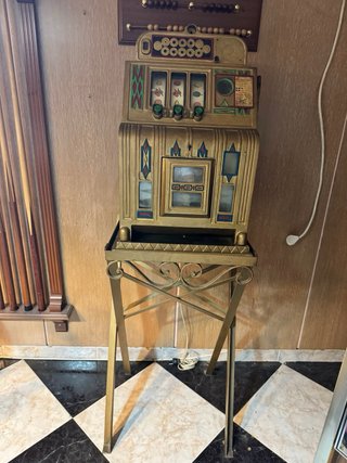 Máquina tragaperras antigua años 30