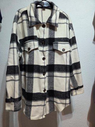 Camisa de cuadros blanca y negra