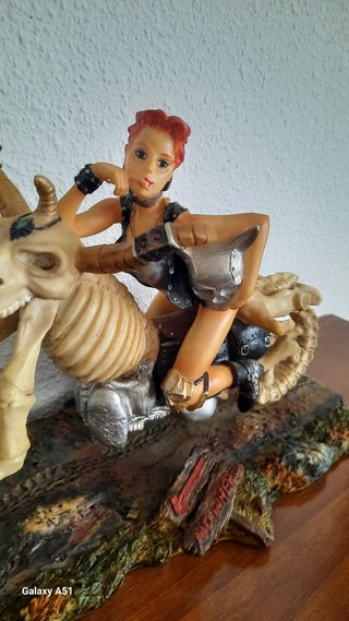Figura Decorativa Mujer Guerrera en Moto