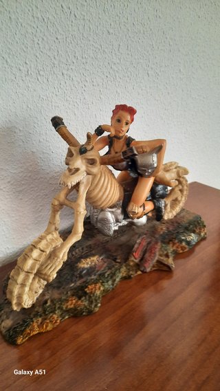 Figura Decorativa Mujer Guerrera en Moto