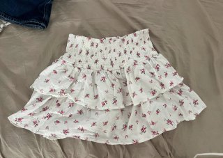 Falda corta blanca con flores rosas