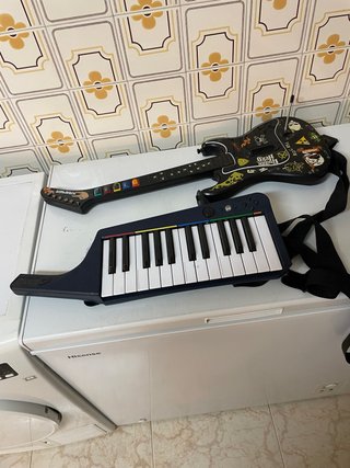 Teclado Rock Band 3 + Guitarra Kramer Guitar Hero