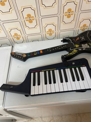 Teclado Rock Band 3 + Guitarra Kramer Guitar Hero