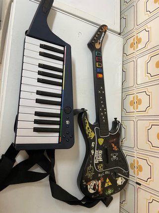 Teclado Rock Band 3 + Guitarra Kramer Guitar Hero