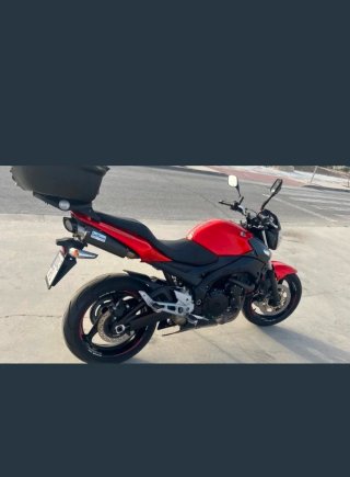 Suzuki GSR Naked Roja y Negra
