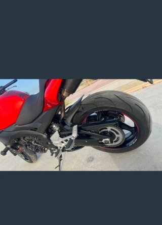 Suzuki GSR Naked Roja y Negra