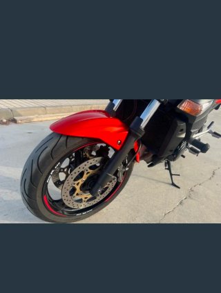 Suzuki GSR Naked Roja y Negra