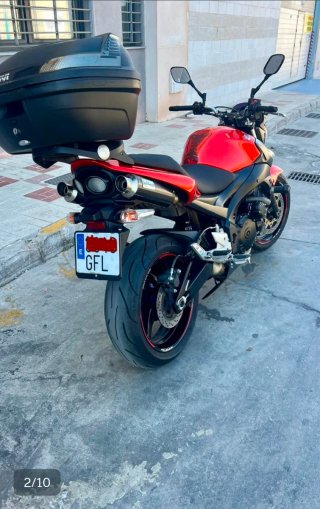 Suzuki GSR Naked Roja y Negra