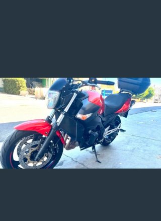 Suzuki GSR Naked Roja y Negra