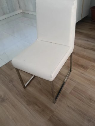 Sillas modernas plateadas y blancas