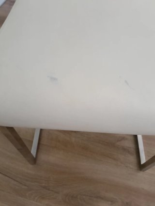 Sillas modernas plateadas y blancas