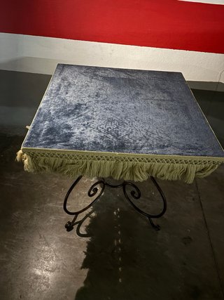 Mesa de Metal con Sobre de Tela y Flecos