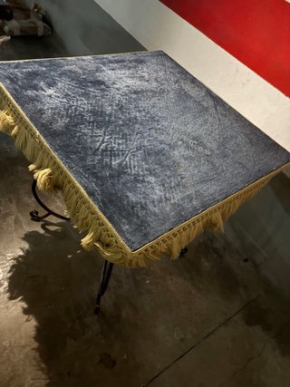Mesa de Metal con Sobre de Tela y Flecos