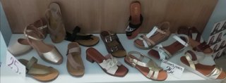Sandalias y zapatos últimos pares, nuevos