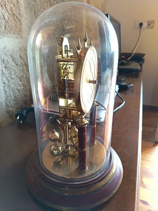 Reloj de 400 días con cúpula de cristal