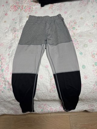 Mallas deportivas grises y negras