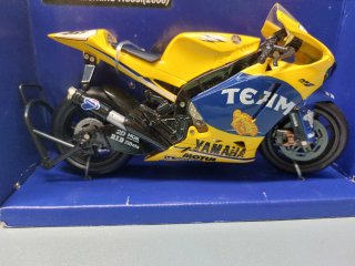 Modellino Yamaha YZR-M1 Valentino Rossi 1:12