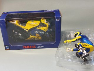 Modellino Yamaha YZR-M1 Valentino Rossi 1:12