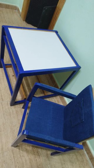 Mesa y silla infantil azul 10€