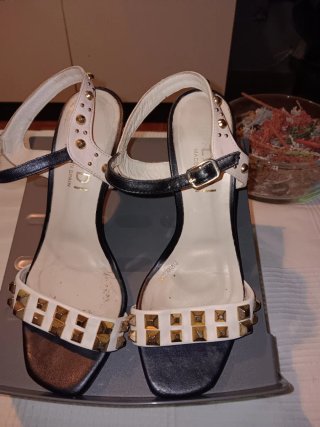 Sandalias de tacón blancas y negras con tachuelas