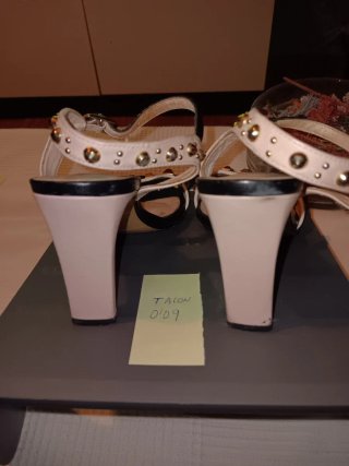 Sandalias de tacón blancas y negras con tachuelas