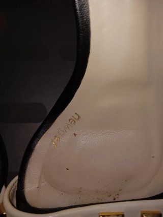 Sandalias de tacón blancas y negras con tachuelas