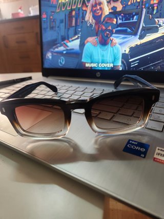 Gafas de sol negras y marrones
