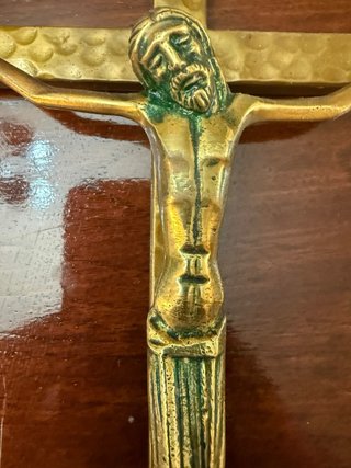 Crucifijo de bronce con Cristo tallado