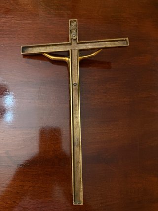Crucifijo de bronce con Cristo tallado