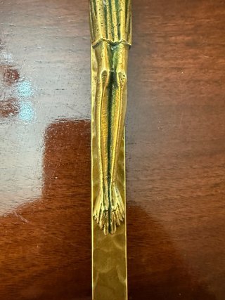 Crucifijo de bronce con Cristo tallado