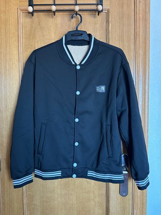 Chaqueta bomber/varsity negra con rayas