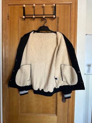 Chaqueta bomber/varsity negra con rayas