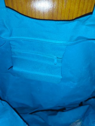 Bolso de playa azul con estampado playero.