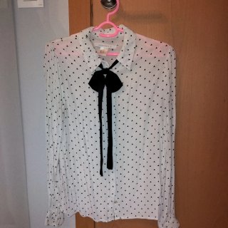 Blusa Blanca con Estampado y Chalina