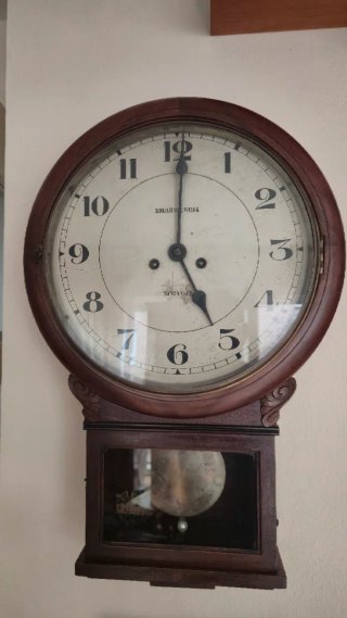 Reloj de pared antiguo de madera