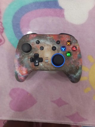 Mando de consola con diseño galaxia