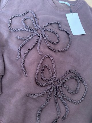 Sudadera Marrón con Lazos en Relieve