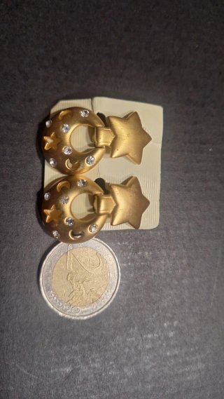 Pendientes dorados con estrellas y lunas