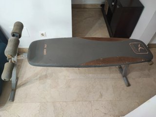 Banco de pesas con discos y barras