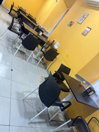 Conjunto de mesas y sillas para pastelería