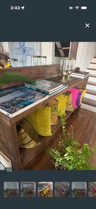 Mueble de madera rústico con espejo