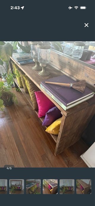 Mueble de madera rústico con espejo
