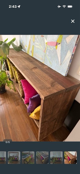 Mueble de madera rústico con espejo
