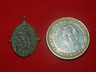 Medalla antigua Siglo XVII Santo Arrodillado ante