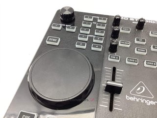 mesa mezclas behringer cmd studio 2a