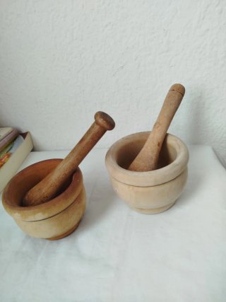 Antiguos morteros madera con su maza .