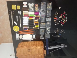 Costurero Vintage de Mimbre con lote de Mercería